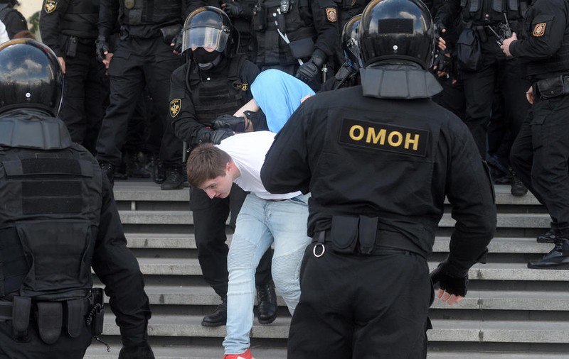 VIDEO | Noi proteste de amploare în Belarus, cu 100.000 de participanți. Poliția antirevoltă a arestat peste 250 de persoane