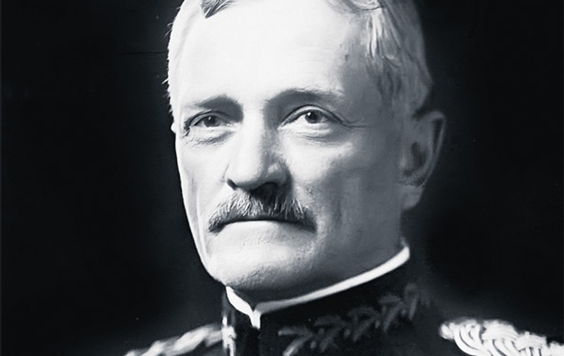 O româncă i-a sucit minţile celui mai tare general american! 