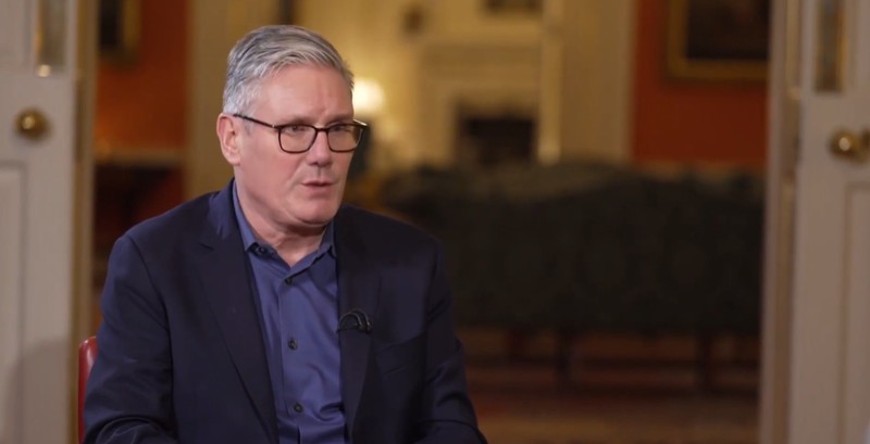 Interviul lui Keir Starmer de la BBC Breakfast a fost transmis de la ora locală 08:15, chiar în timp ce mașinile de poliție ajungeau la reședința lui Andrew. Foto: Captură YouTube, BBC Breakfast.