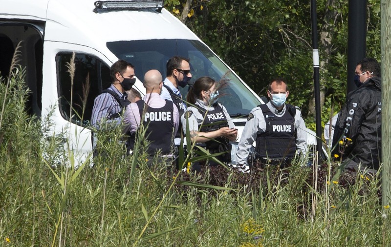 Atac armat în Quebec. Un bărbat îmbrăcat în haine medievale a înjunghiat mortal 2 oameni și a rănit alți 5
