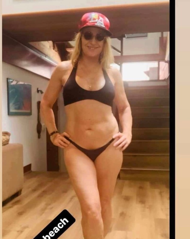 Cum arată Nadia Comăneci în costum de baie la 62 de ani. Nu trece zi în care să nu facă cel puțin 30-40 de minute de mișcare