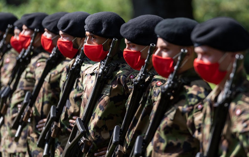 Femeile din armata elvețiană au primit, în premieră, dreptul de a purta lenjerie de damă