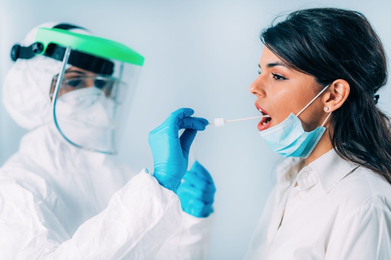 Testarea suspecților de COVID-19 presupune apropierea medicilor de sursa de infecție și expunerea lor la noul coronavirus