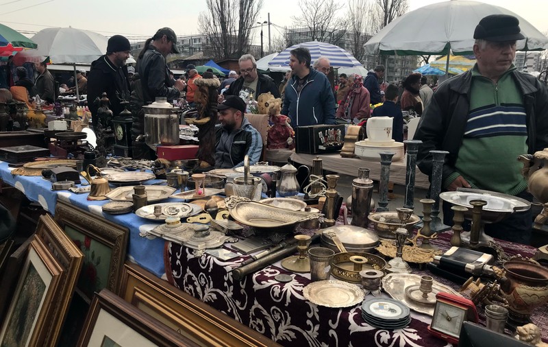 Târgul colecționarilor de pe Valea Cascadelor a devenit un amalgam! Se vând de toate aici: de la obiecte de artă la căpșuni și unt bio