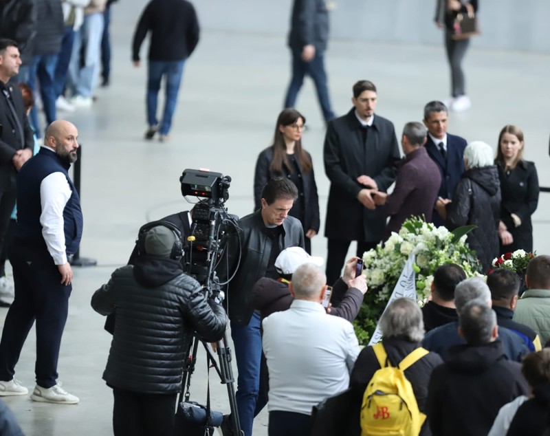 Livetext Mii de români își iau adio de la Mircea Lucescu la Arena Națională înainte de funeraliile cu onoruri militare / „Leucemia i-a provocat și grăbit sfârșitul”