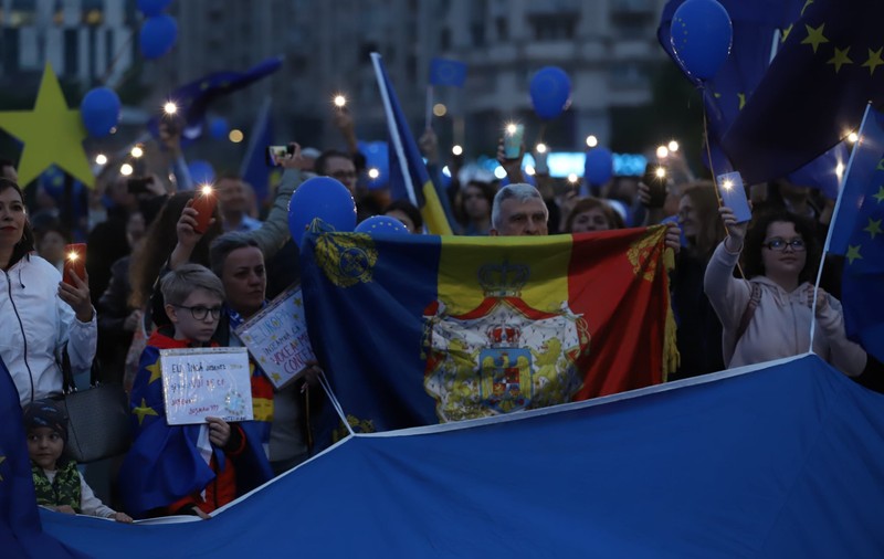 Manifestație pro-Europa cu prezență slabă. Tudor Chirilă: „Sǎ ciocnim un păhărel pentru România în Europa”