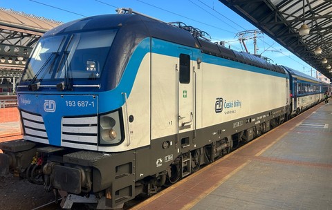 Un mecanic de locomotivă băut a uitat să mai deschidă ușile în stații, în Cehia. Acum este cercetat penal