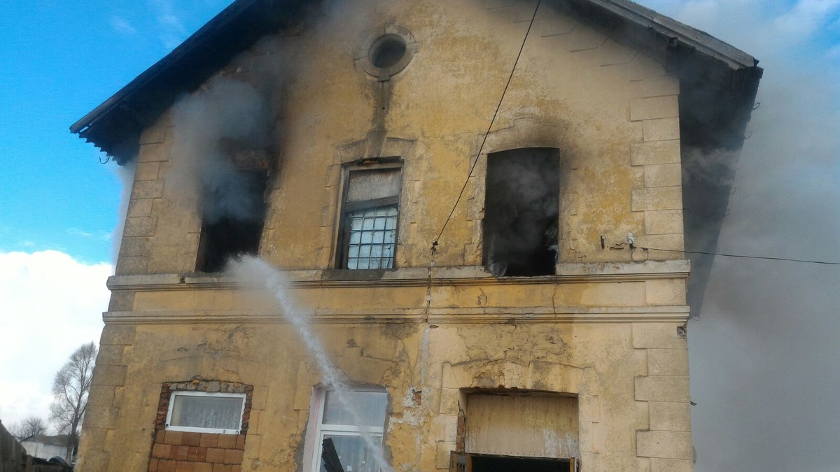 O mamă şi copilul ei au suferit arsuri grave într-un incendiu în judeţul Braşov