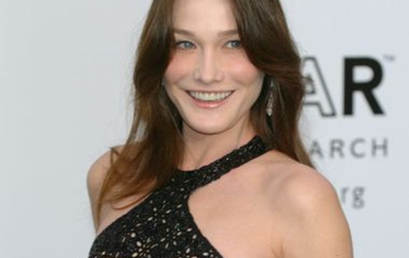 Sarkozy se retrage din politică şi Carla Bruni se reapucă de cântat