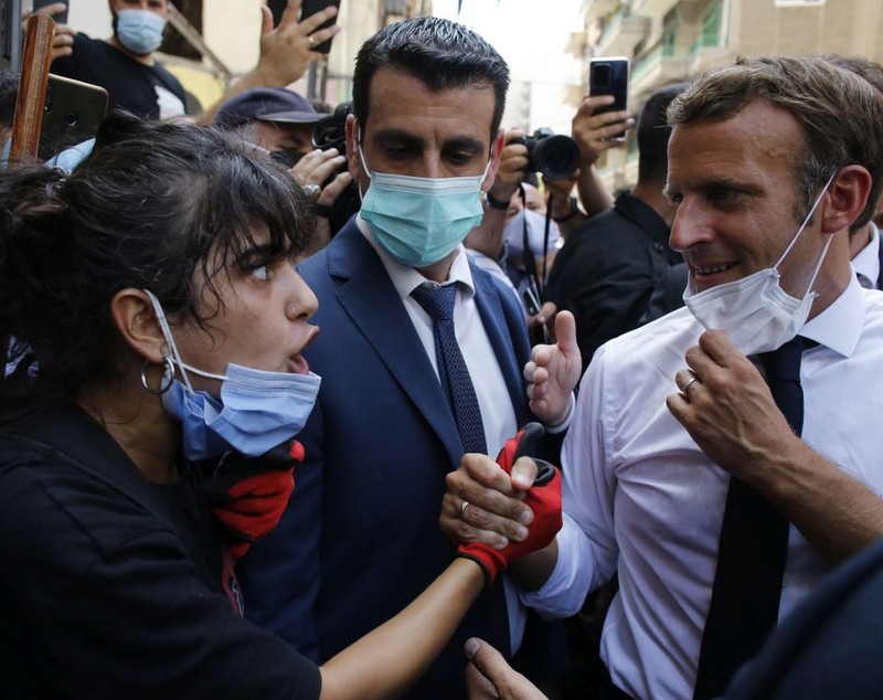 Emmanuel Macron, primit ca un salvator la Beirut, după explozii. Cuprinși de furie, libanezii au cerut ajutorul Franței în timp ce au strigat: “Revoluție!”