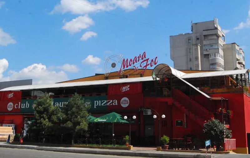 Un ieșean va primi daune de 10.000 de euro, după ce un restaurant a refuzat să-l servească din cauza orientării sale sexuale
