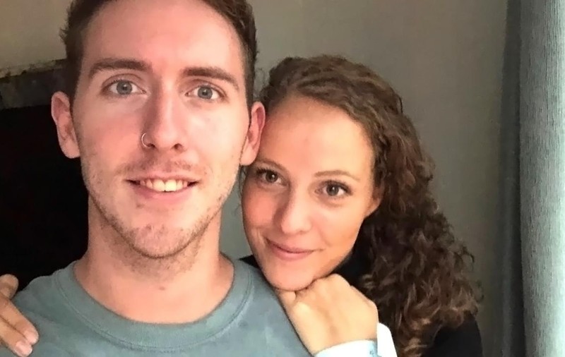 S-au cunoscut pe Tinder și izolarea i-a prins împreună. Poveștile cuplurilor create în timpul pandemiei de coronavirus