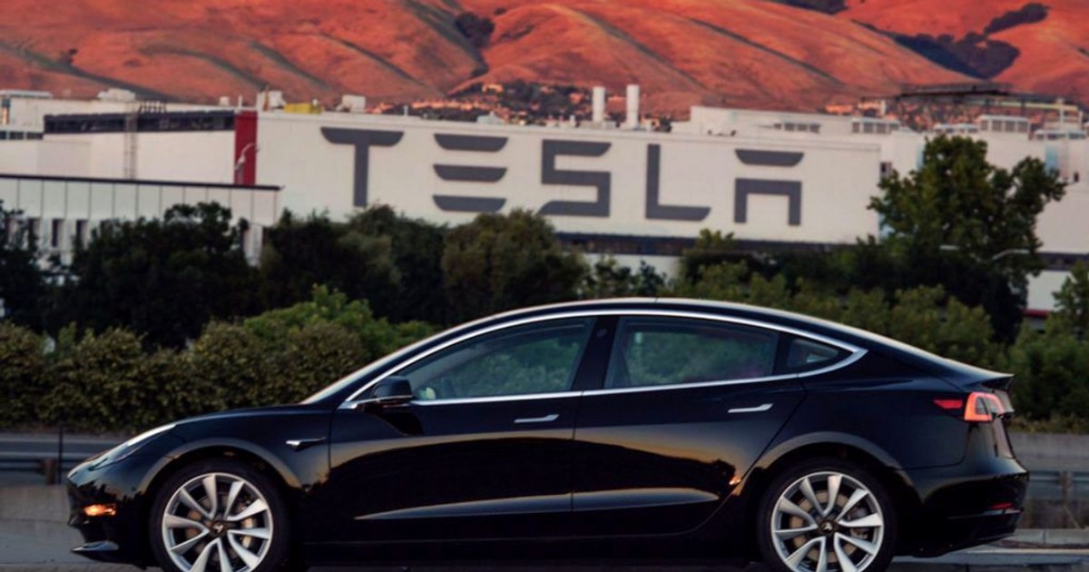 Pierderi record de bani pentru Tesla din cauza producției Model 3
