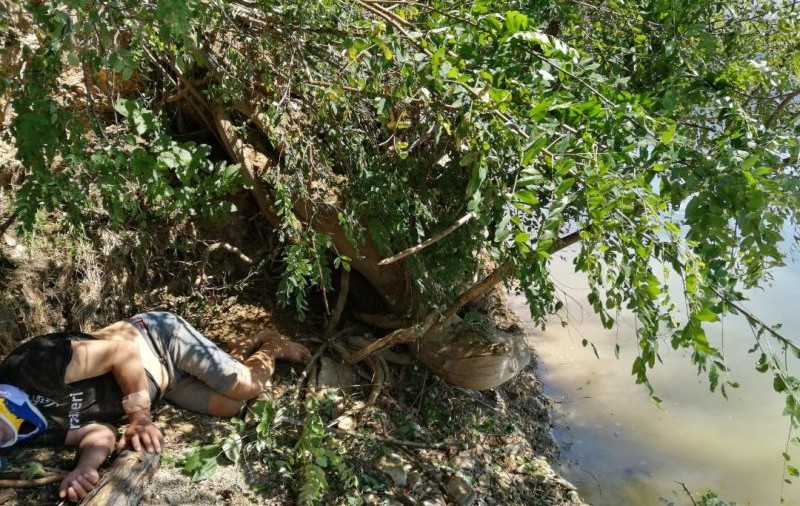 Un bărbat care cosea iarba a căzut de la cinci metri în lacul Izvoru Muntelui!