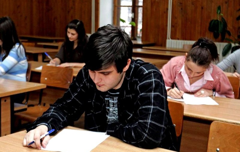 Schimbări în metodologia Evaluării Naționale. Procedură specială pentru elevii izolați sau bolnavi de COVID-19; contestațiile pot fi depuse și electronic