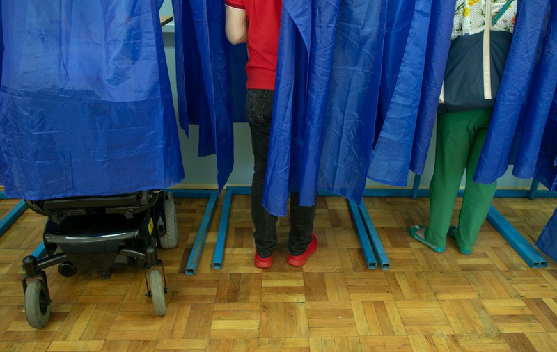VIDEO | Primul vot al lui Ștefan, un tânăr țintuit în scaunul cu rotile: „Nu există că nu poți, trebuie să faci un efort!”