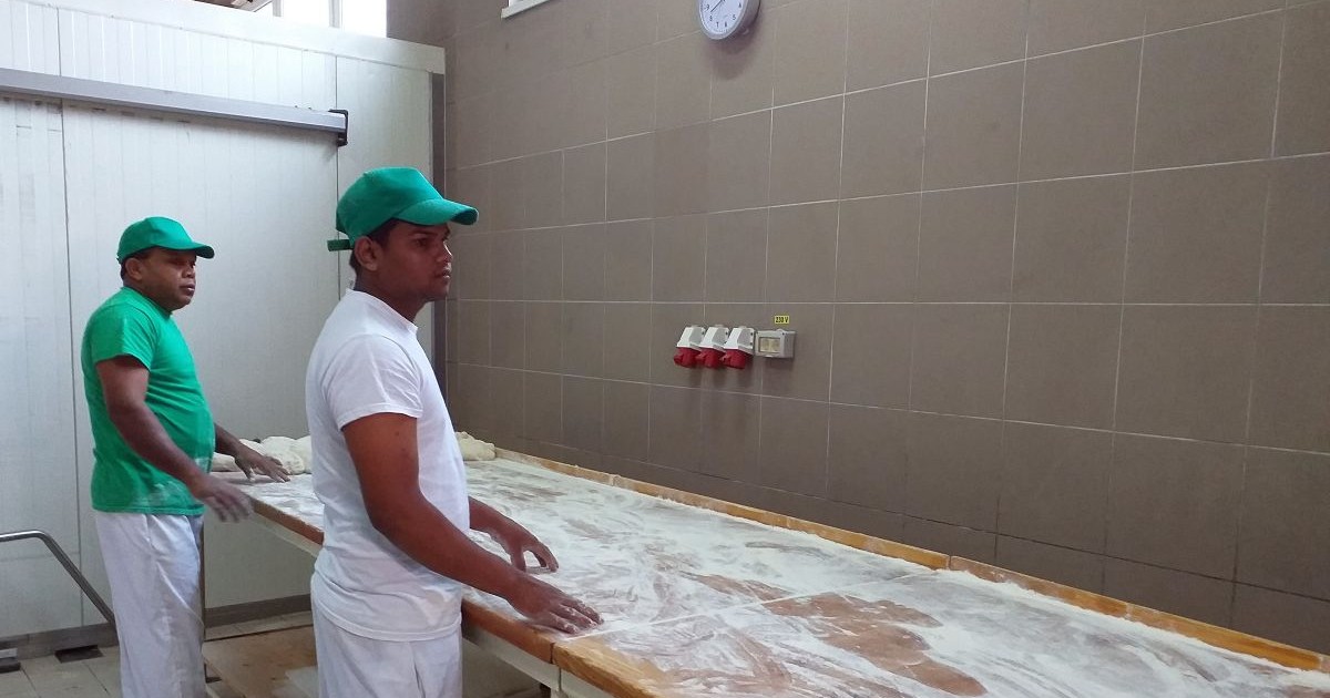Răsturnare de situație la Ditrău: patronii brutăriei nu-i mai mută pe cei doi angajați din Sri Lanka. Brutarii din Sri Lanka, pe linia de producție