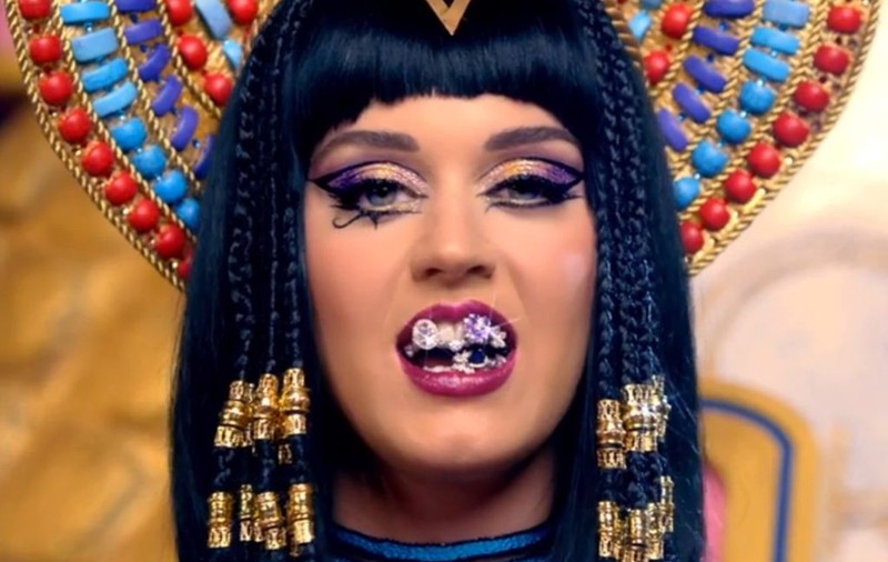 Cel mai nou videoclip lansat de Katy Perry este extrem de bizar, chiar şi pentru standardele impuse de ea | VIDEO