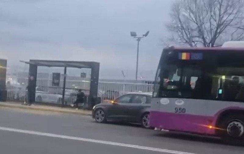 Un șofer din Cluj și-a lăsat Mercedesul pe avarii și a blocat o stație de autobuz, apoi s-a luat la ceartă cu șoferul CTP: „Locuri de parcare pentru șmecheri”