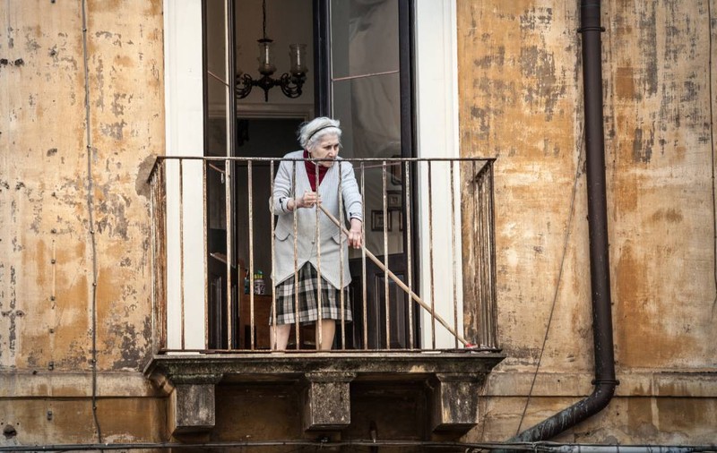 O femeie de 94 de ani se îmbracă în „haine antice” și atrage zeci de turiști într-un sat izolat din munți, în Italia