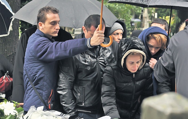Udă până la piele din cauza ploii mocăneşti, Daniela Györfi s-a aplecat peste coşciug şi a sărutat-o pe frunte pe cea care i-a dat viaţă