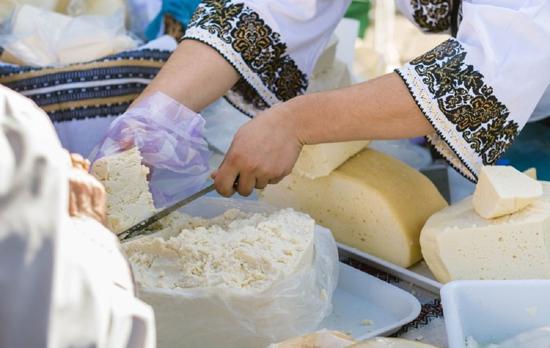 Care este diferenţa dintre brânză, urdă şi caş