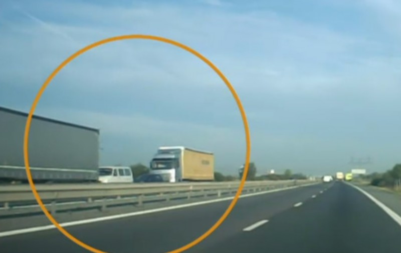 Accidentul cu cinci morți de pe A1, filmat de o cameră de bord. Microbuzul a fost strivit între cele două TIR-uri - VIDEO