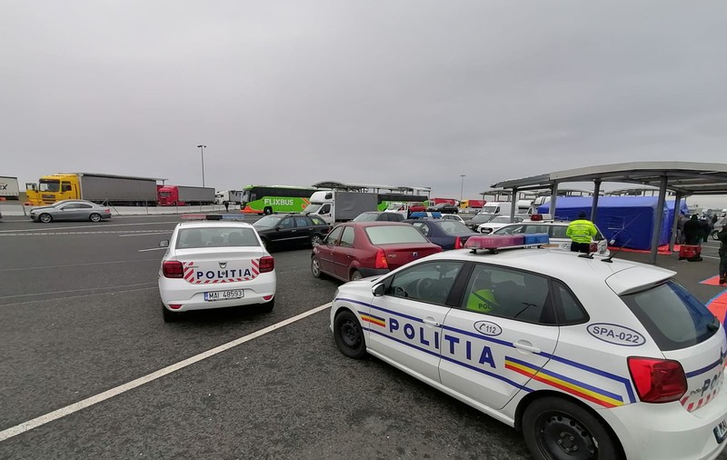 Zeci de români blocați în autocare la Nădlac II așteaptă să intre în România. Timpi de așteptare uriași la  vamă