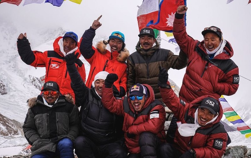 Alex Găvan nu a reuşit să fie primul care ajunge pe vârful K2 iarna, după ce a încercat să ajute un alpinist căzut