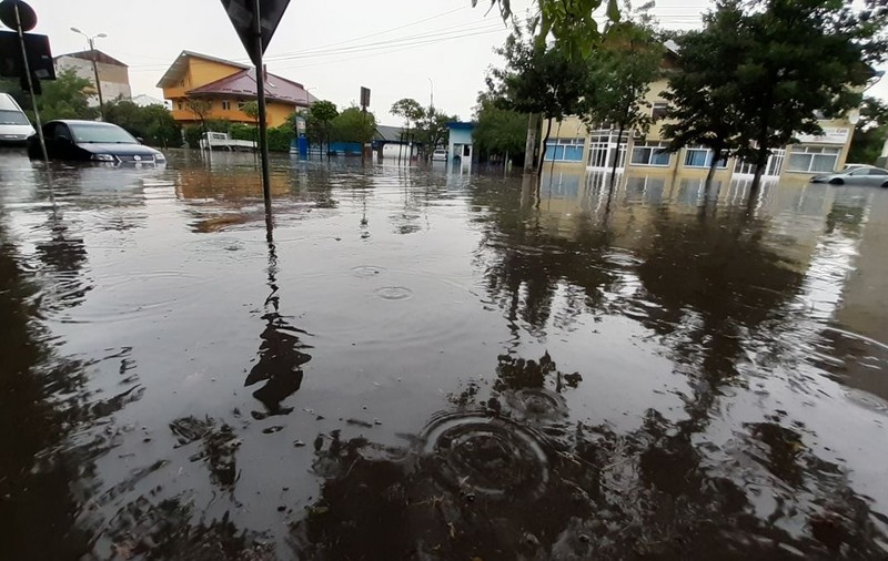 Furtună violentă la Botoșani: străzi crăpate și transformate în adevărate lacuri, casă lovită de trăznet