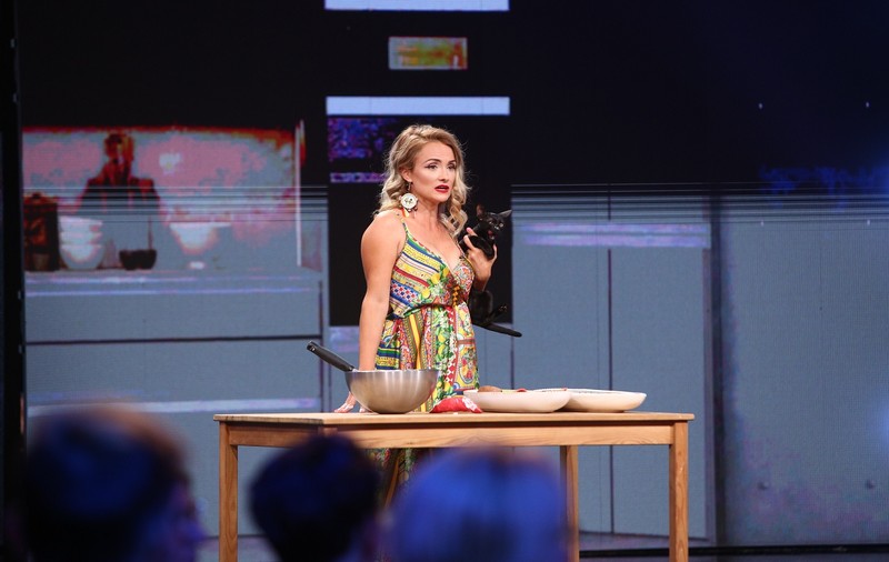 Cristi Pulhac urcă pe scena „Stand-Up Revolution”. Ce a spus despre fotbaliști. „Ai senzația că singurul lor meci e cu freza, frate!”