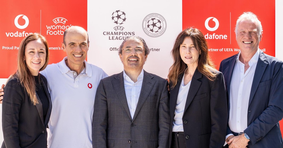 Nadine Kessler, Director General pentru Fotbal Feminin, UEFA; Nikos Vlachopoulos, Director Comercial Vodafone Group; Ahmed Essam, CEO Piete Europene, Vodafone; Anne Stilling, Director Global de Brand, Cercetare si CX, Vodafone; si Guy-Laurent Epstein, Director Executiv de Marketing, UEFA