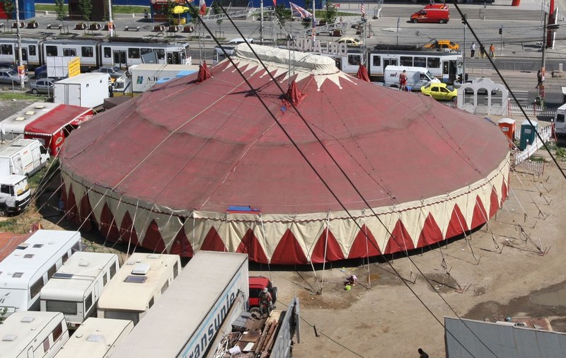 Tribuna unui circ s-a PRĂBUŞIT cu tot cu spectatori la Vaslui şi opt copii au fost răniţi
