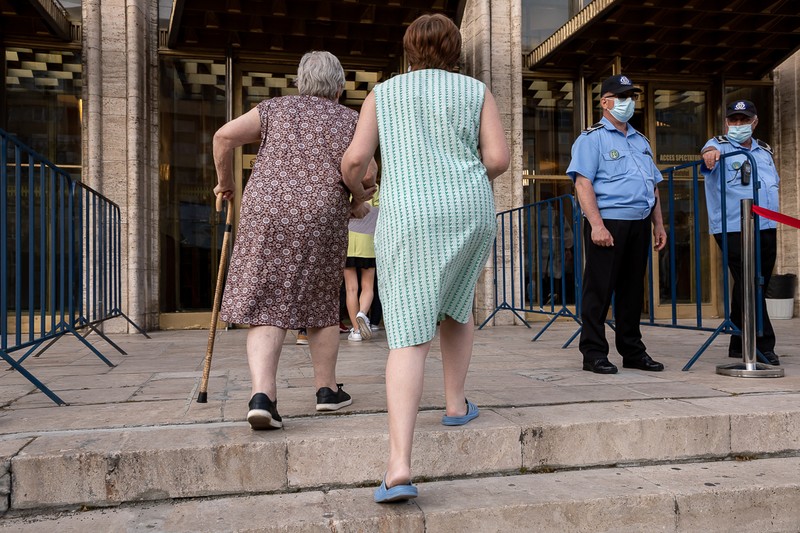 Cele două doamne, mama și fiica, venite să se vaccineze după ce au auzit de drama unui prezentator TV