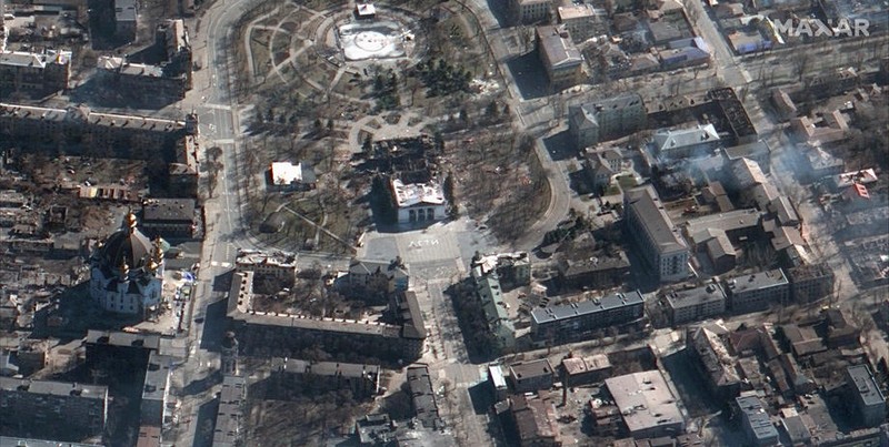 Teatrul din Mariupol, văzut din satelit
