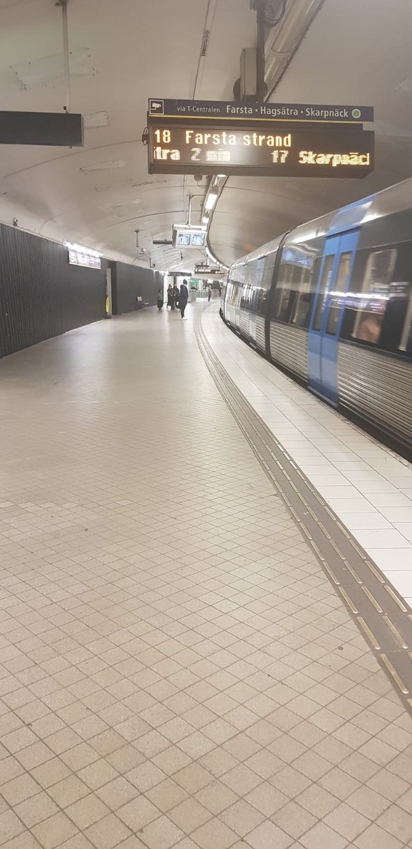 Stația de metrou Frihdemsplan, situată în zona centrală a Stockholmului, e aproape pustie, chiar și la orele dimineții