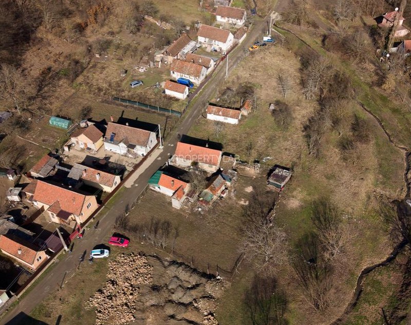Cea mai ieftină casă din România: pentru 10.000 de euro primești o casă veche, dar și un teren de 284 de metri pătrați
