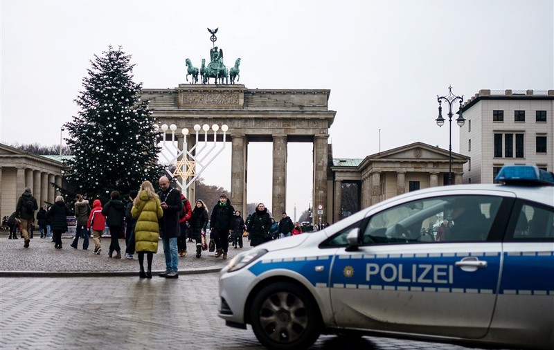 Bradul de Crăciun din faţa Porţii Brandenburg de la Berlin, iluminat din nou, după ce activiștii de mediu i-au tăiat vârful
