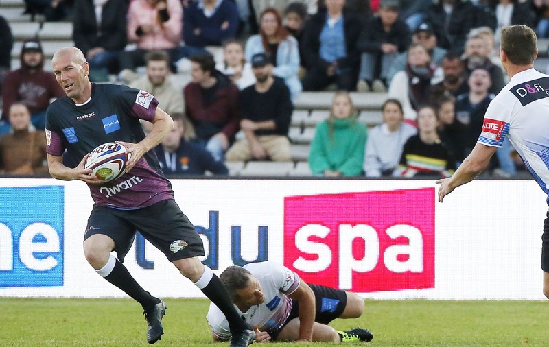 Zinedine Zidane a jucat rugby în cadrul unei acțiuni caritabile la Bordeaux. Arsene Wenger a oferit o imagine antologică | GALERIE FOTO&VIDEO