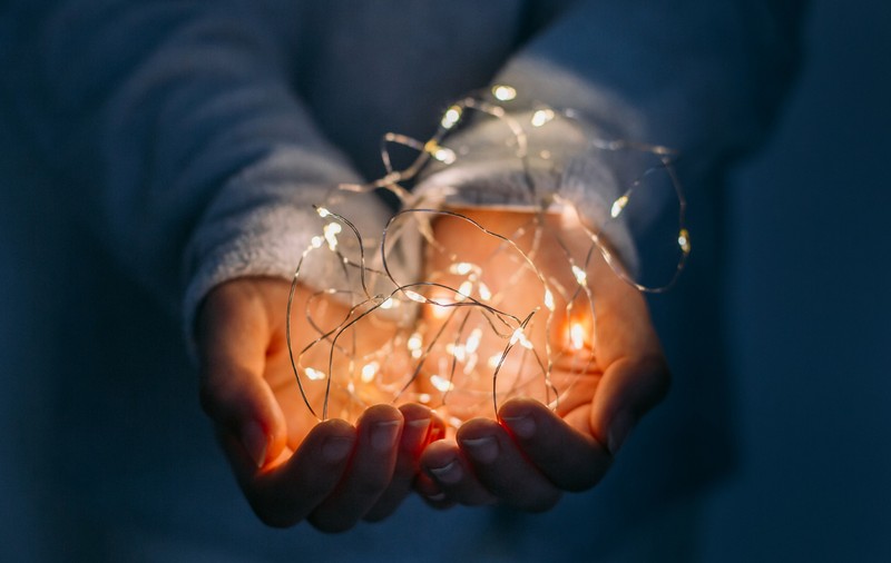 De sărbători, sprijinul emoțional este esențial. Clinicile de Psihoterapie Regina Maria rămân deschise pe 24, 25 și 26 decembrie