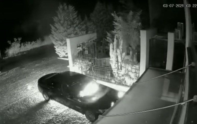 Mașina unui kickboxer timișorean, incendiată în stil mafiot. Momentul, surprins de camerele de supraveghere