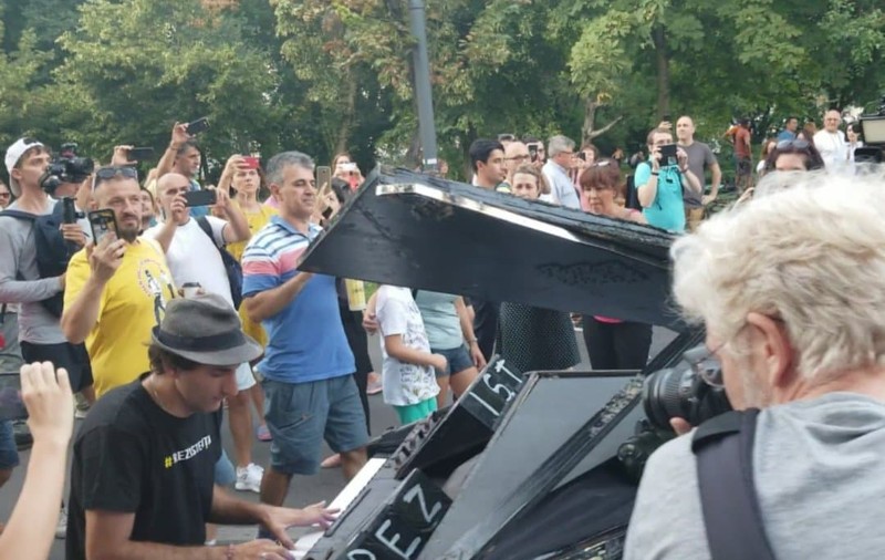Momente inedite la protestul din Piața Victoriei. Un pianist cântă în mijlocul protestatarilor