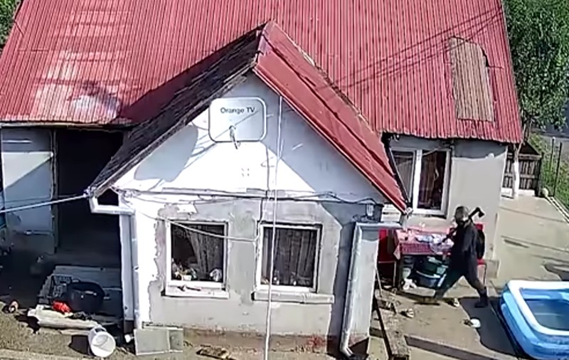 Momentul în care Emil Gânj a ucis-o pe Anda. Criminalul din Mureș, căutat de mai bine de 3 luni, filmat cum sparge ușa cu toporul