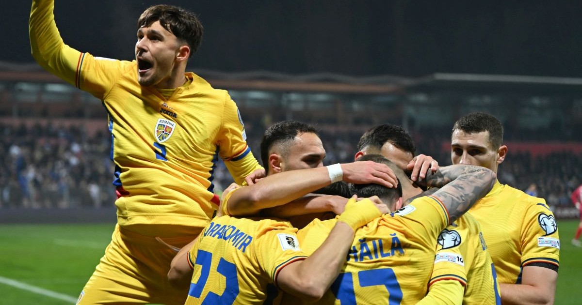 Andrei Rațiu se bucura alaturi de fotbalistii romani Virgil Ghita si Bogdan Racovitan dupa un gol marcat de catre Daniel Birligea in meciul de fotbal dintre Bosnia Hertegovina si Romania, din cadrul Preliminariilor Campionatului Mondial 2026, desfasurat pe Stadionul Bilino Polje din Zilina, sambata 15 noiembrie 2025. © FOTO:Razvan Pasarica/SPORT PICTURES