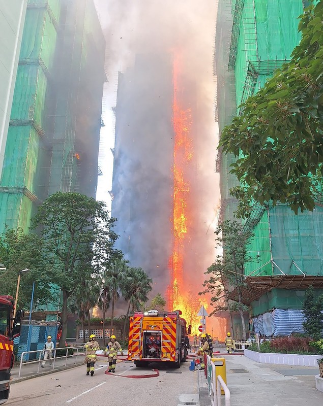 Un incendiu devastator a cuprins un complex de apartamente în Hong Kong. Zeci de oameni au murit, pompierii se luptă cu flăcările