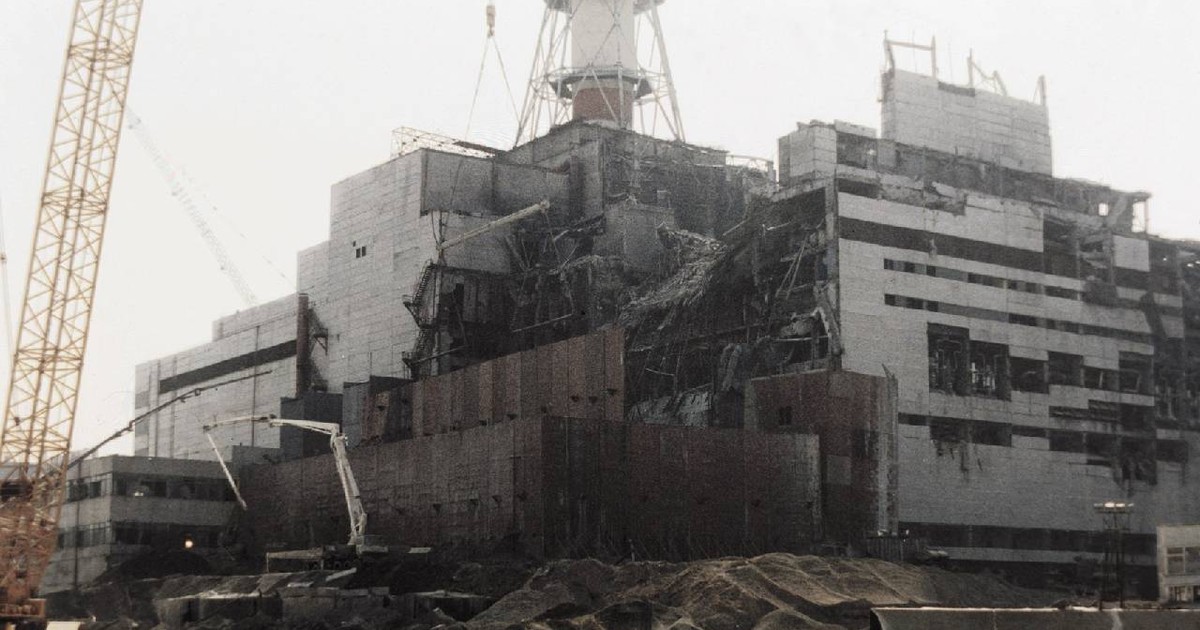 Fotografie, din 5 august 1986, care prezintă reparațiile efectuate la centrala nucleară de la Cernobîl din Rusia, în urma unei explozii majore din 26 aprilie 1996