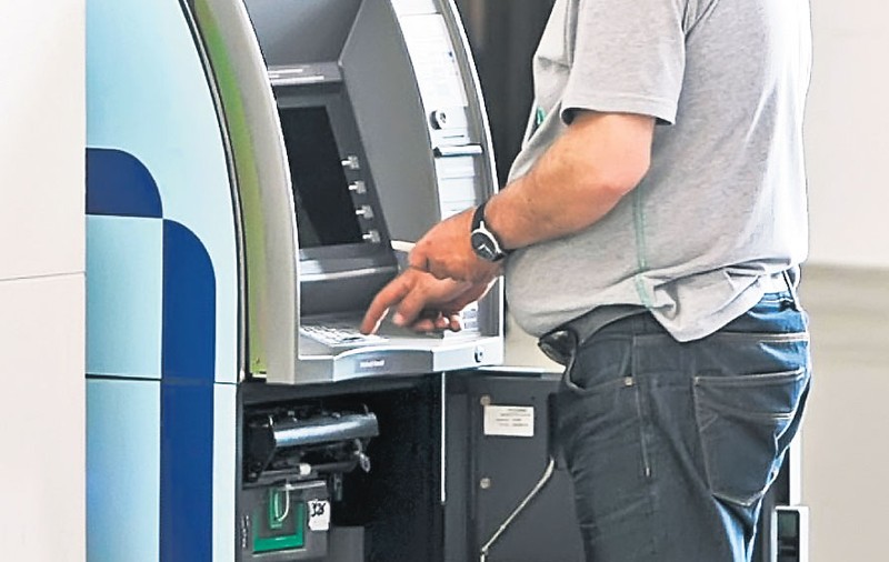Au învățat pe internet cum să păcălească bancomatele | Metoda rusească «Jackpotting» prin care infractorii au făcut sute de mii de euro | VIDEO