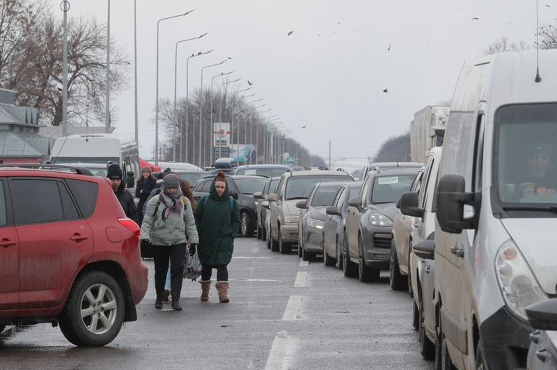 Mașinile stau la coadă la punctul de trecere a frontierei Ucraina - România. Foto: EPA