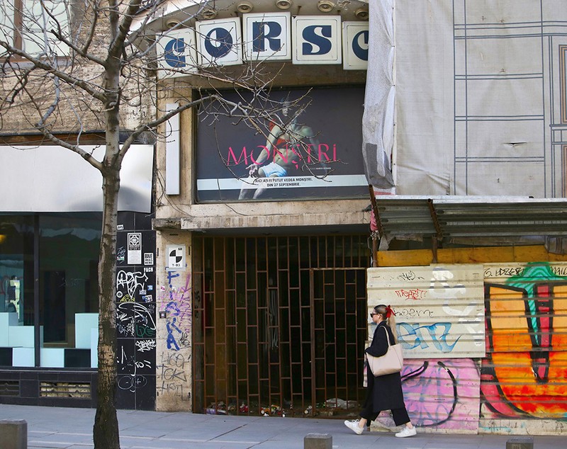FOTO. Ce s-a ales de „Broadway-ul” din Capitală? Cele mai tari cinematografe din București au devenit locuri părăsite, pline de mizerie. „Erau cozi ca la balamuc, rulau filmele unul după altul”