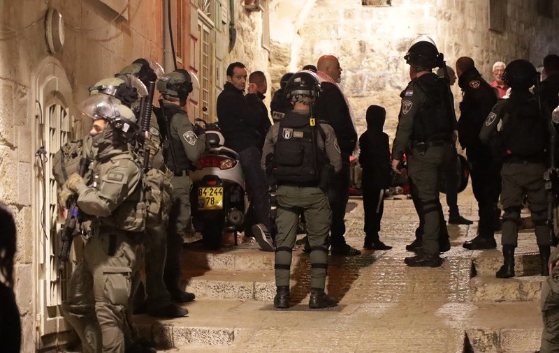 Violențe pentru a doua noapte la rând la cea mai mare moschee din Ierusalim. Poliția israeliană a folosit gloanțe de cauciuc